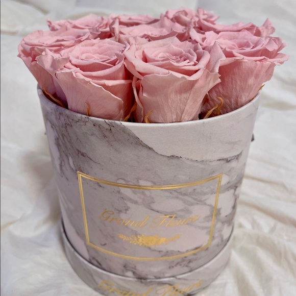 Preserved Pink Roses in Grey Hatbox - Picture 4 of 7